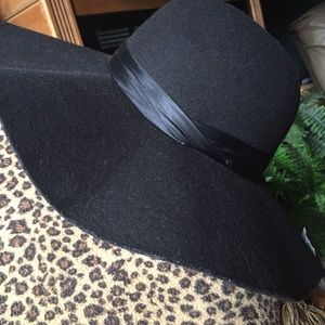 NWT Black Floppy hat from BUCKLE